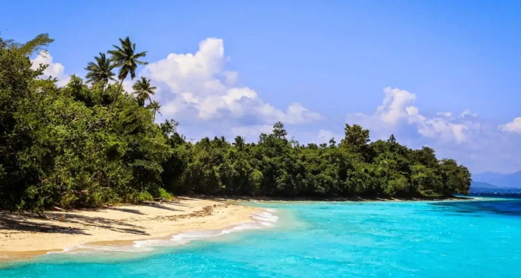 Daftar Lengkap Pantai Indah di Pulau Saparua yang Wajib Dikunjungi